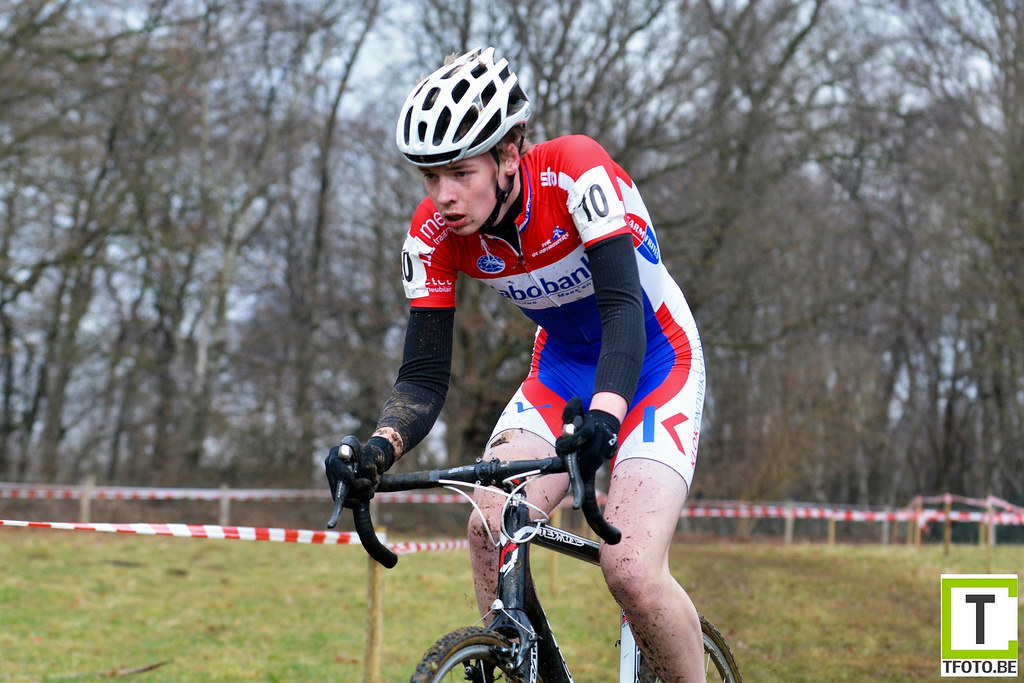 Thymen Arensman valt zwaar op training